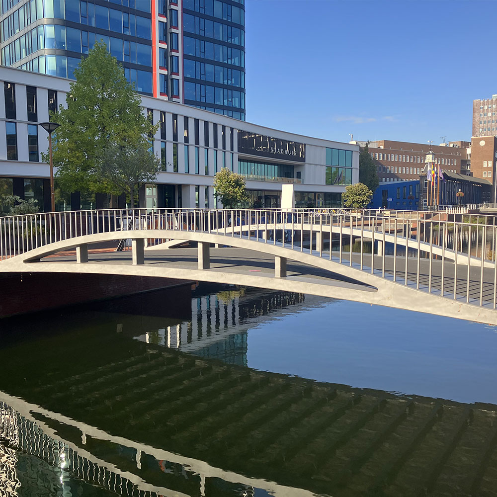 Municipality composes its own non-slip and wear-resistant surfaces, with colour, for pedestrian and cycle bridges