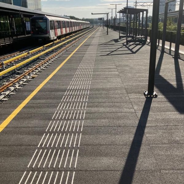 Heijmans gebruikt brugdekplanken voor tijdelijk perron Amsterdam