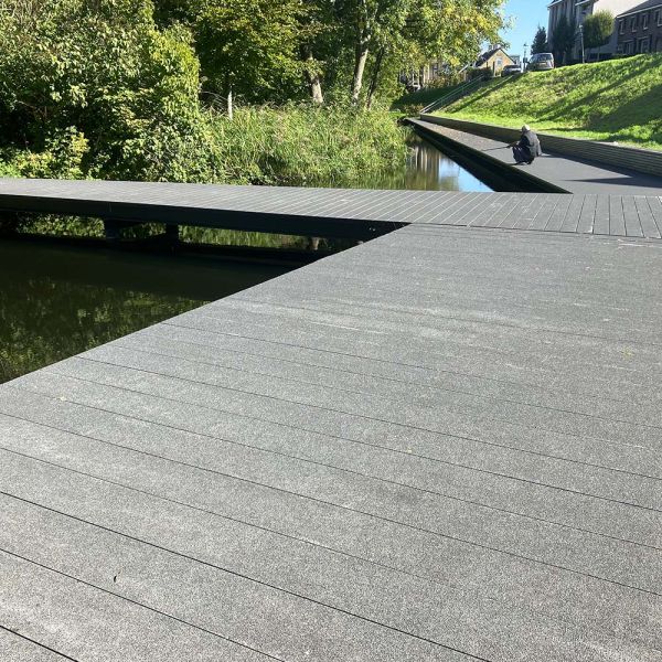 Gemeente Capelle aan den IJssel besloot een nieuwbouw GVK wandel- en vissteiger aan te leggen