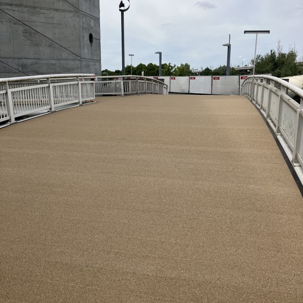 Voetbalstadion in Nederland voorzien van 900m2 krafton 236.40 brugdekplank